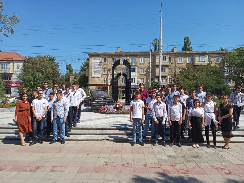 Помним... скорбим... в Каспийске прошёл митинг посвящённый Дню солидарности в борьбе с терроризмом.