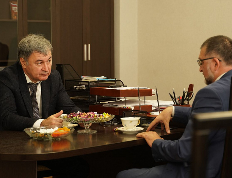 Сегодня, 31 октября, директор Энергетического колледжа г.Касписка Закир Алиханов встретился с советником при ректоре Дагестанского гуманитарного института Давудом Тумалаевым.