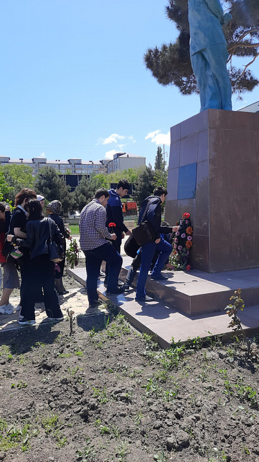 Коллектив и студенты Энергетического колледжа возложили цветы к памятнику  Героя Советского Союза Магамедзагида Абдулманапова