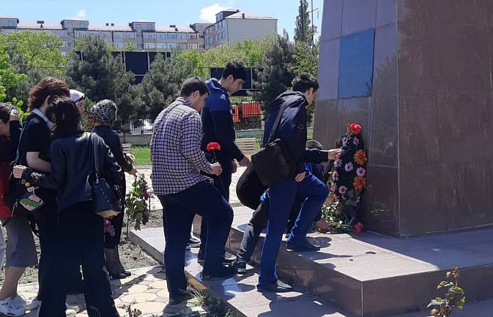 Коллектив и студенты Энергетического колледжа возложили цветы к памятнику  Героя Советского Союза Магамедзагида Абдулманапова
